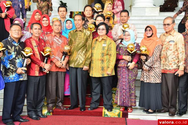 Presiden RI, Joko Widodo dan Siti Nurbaya (Menteri LH), berfoto dengan delapan kepala sekolah di Kota Padang penerima Piala Adiwiyata Mandiri, di Istana Negara di Bogor, Sabtu (6/6/2015). Ikut hadir di kesempatan itu, Wakil Walikota Padang Emzalmi dimana