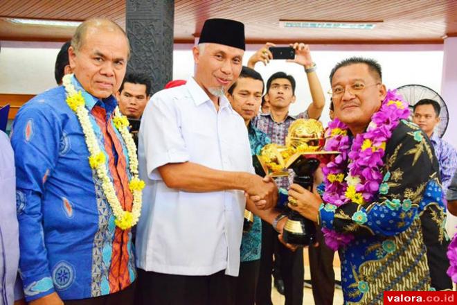 Wako Padang, Mahyeldi menerima para kepala sekolah penerima Adiwiyata Mandiri 2015 didampingi Wawako Padang, Emzalmi, di Padang, Sabtu (6/6/2015). (Humas Pemko Padang)