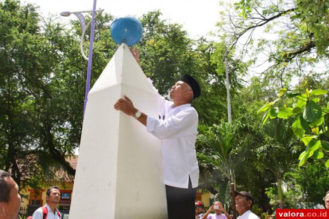 Wako Padang, Mahyeldi membetulkan letak globe di tugu "Perkumpulan Pemuda Sumatera" yang terletak di jalan Gereja, Selasa (9/6/2015). (Humas Pemko Padang)