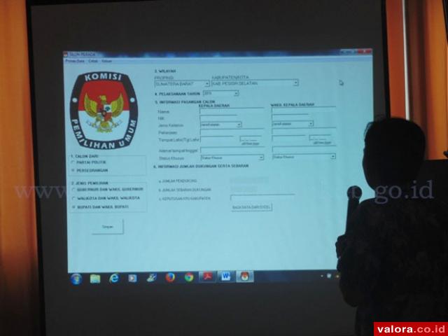 Ketua KPU Pessel, Epaldi Bahar menerangkan materi tentang sistem pencalonan pada pilkada 2015 saat sosialisasi tahapan dan pencalonan pemilihan bupati dan wakil bupati, Selasa (9/6/2015) di Painan. (Lelek/valoranews)
