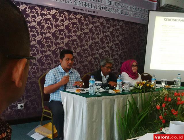 Ketua KI NTT, Syauki, berbagi kiat sehingga jadi yang terbaik di Indonesia dalam hal keterbukaan informasi publik yang diperingkat oleh KI pusat, pada Focus Group Discussion, Rabu (10/6/2015) di Grand Legi Hotel, Mataram. (istimewa)