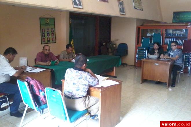 Majelis BPSK Padang, Fatyudin (ketua) dan Priayanto (anggota) memimpin sidang antara penggugat Daniel St Makmur (membelakang kamera) dan PT Telkomsel yang diwakili Yosefi dan staf (menghadap kamera) dengan panitera pembangu Yul Utama, atas kasus dugaan pe