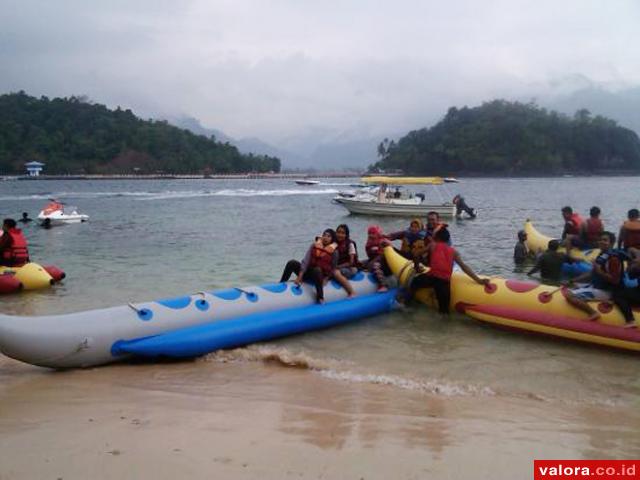 Banana Boat merupakan salah satu permainan yang diminati pengunjung di Pantai Carocok, Painan. (istimewa)