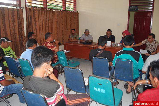 Sedikitnya, 13 orang perwakilan PKL di Pantai Carocok, berdialog dengan Satpol PP Pessel dan unsur terkait lainnya, Kamis (11/6/2015) membahas penataan mereka berdagang di musim libur lebaran nanti. (Lelek/valoranews)