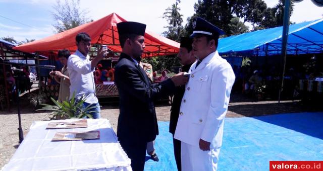 Camat Kecamatan Silaut, Syamwil saat melantik Wali Nagari Silaut Mus Muliyadi, awal Juni 2015. (Humas Pemkab Pessel)
