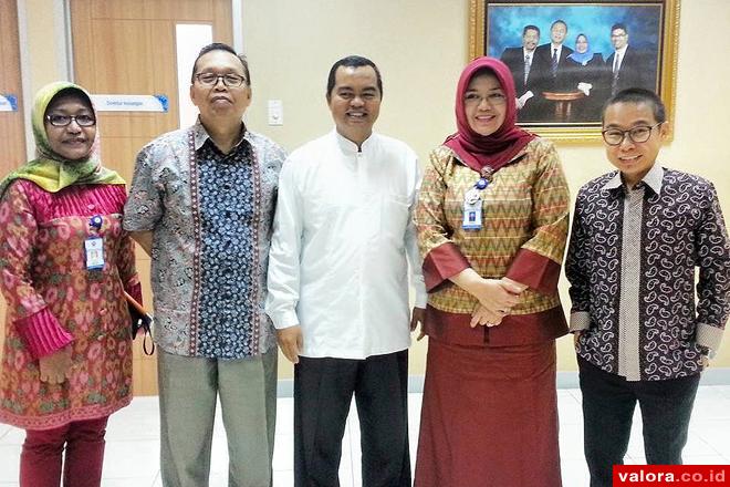Foto bersama Kepala Cabang DDS, Musfi Yendra (kanan) dengan Dirut RSUP M Djamil, Perdami Sumbar dan PT Pelindo II jelang pelaksanaan operasi katarak gratis bagi warga kurang mampu selama Agustus 2015 ini. (istimewa)
