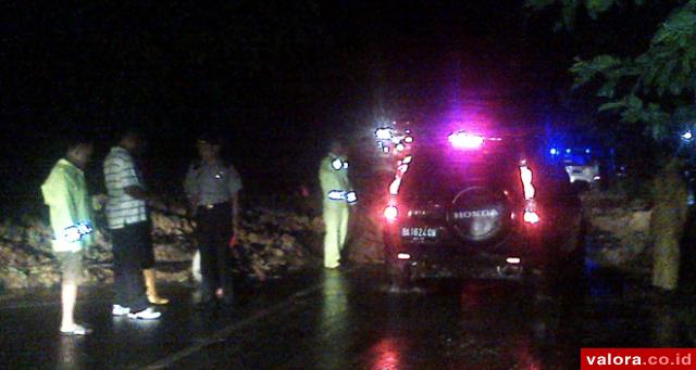 Kapolres Pessel, AKBP Deni Yushadi ikut mengatur lalu lintas bersama anggotanya saat Bukit Lubuk Kumpai di Kecamatan Bayang mengalami longsor, Kamis (11/6/2015) malam. (Lelek/valoranews)