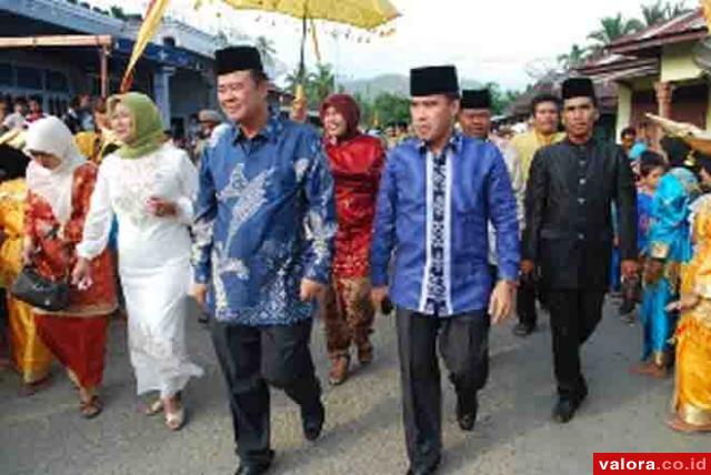 Bupati Pessel, Nasrul Abit dan Editiawarman (Wabup) datang ke lokasi Balimau Paga yang sudah menjadi tradisi di Pessel, jelang Ramadhan 1435 H lalu. (Humas Pessel)