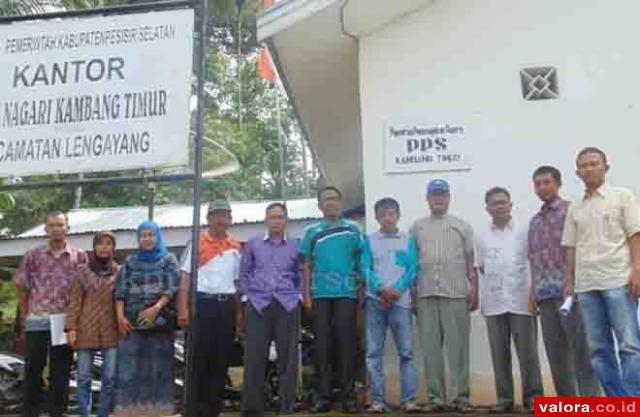 Komisioner KPU Pessel, melakukan monitoring calon sekretariat PPS Nagari Kambang Timur, Kecamatan Lengayang, Jumat (12/6/2015). (Humas KPU Pessel)