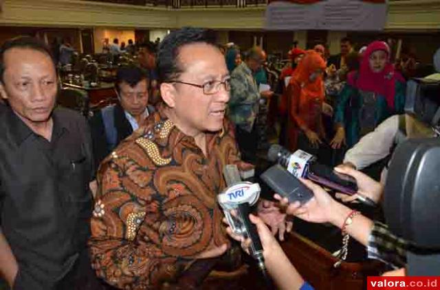 Ketua DPD RI, Irman Gusman diwawancarai wartawan, usai jadi keynote speach dalam simposium yang digelar DPRD Sumbar, Senin (15/6/2016) dalam rangka mempersiapkan daerah menghadapi masyarakat ekonomi Asean (MEA). (Humas DPRD Sumbar)