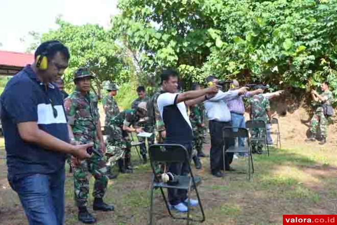 Ketua DPRD Sumbar, Hendra Irwan Rahim memasukan peluru saat latihan menembak di lapangan tembak Lanud Tabing Padang, 28 Mei 2015. (Humas DPRD Sumbar)