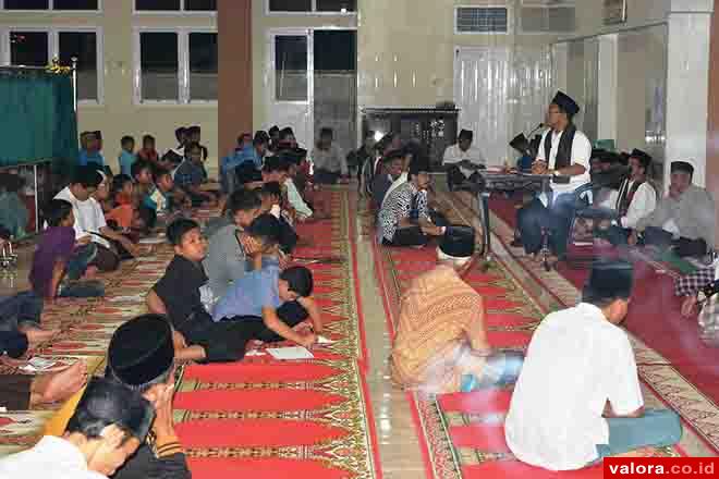 Bupati Agam, Indra Catri saat memberikan tausiah di Masjid Darul Ihsan, Nagari Tabek Panjang, Kecamatan Baso, Rabu (17/6/2015). (Humas Pemkab Agam)
