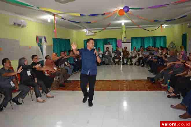 Komisioner KPU Sumbar, Sijunjung, Padangpariaman dan Bukittinggi, meregangkan otot pada sesi break di bimbingan teknis PPID yang dibuka Ketua KPU RI, Husni Kamil Manik, 10 Mei 2015. (Humas KPU Sumbar)