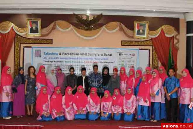 Foto bersama pengurus AIMI Sumbar dengan Gubernur Irwan Prayitno dan pemateri dalam talkshow bertema &quot;InvesTASI Menuju GenerASI Minangkabau BerprestASI&quot; MInggu (14/6/2015). (istimewa)