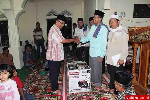 Ketua DPRD Kabupaten Limapuluh Kota, Safarudin Dt Bandari Rajo di Masjid Jami' Jorong Kubu Tongah, Jumat (19/6/2015) malam, menyerahkan bantuan berupa genset, saat menggelar Safari Ramadhan Pemkab Limapuluh Kota yang dipimpinnya. (Humas Pemkab Limapuluh K