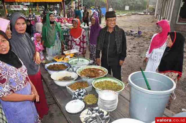 Bupati Agam, Indra Catri mengunjungi ibu-ibu Nagari Tiku V Jorong, yang tengah menyiapkan menu berbuka, saat Pemkab Agam berkunjung dalam agenda safari Ramadhan, Sabtu (20/6/2015). (Humas Pemkab Agam)