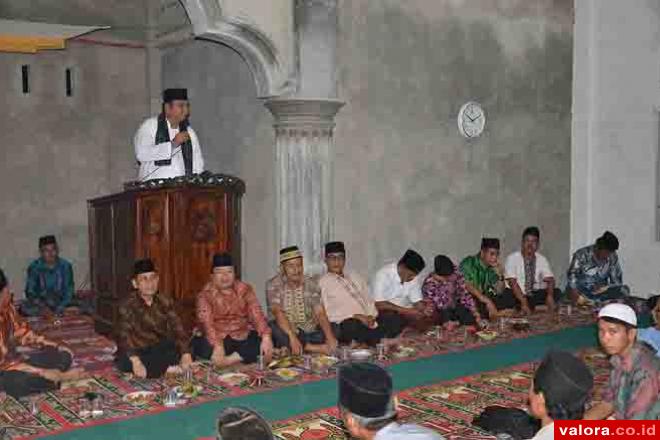 Ketua DPRD Sumbar, Hendra Irwan Rahim menyampaikan tanggapannya atas aspirasi yang disampaikan warga kecamatan V Koto Kampung Dalam, Senin (22/5/2015) malam lalu. (istimewa)