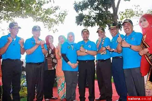 Akik Lukata yang berwarna coklat, merah juga kuning dan berserat, dipamerkan Menteri Bappenas, Pariwisata, Bupati Pessel dan pejabat lainnya, saat Joy Sailing II, 16 Mei 2015. (Lelek/valoranews)