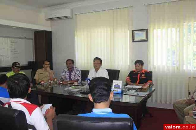 Ketua KPU Agam, Alhadi dan Indra Catri (bupati Agam), jumpa pers terkait kesiapan pelaksanaan pemilihan bupati, pada 5 Maret 2015. (istimewa)