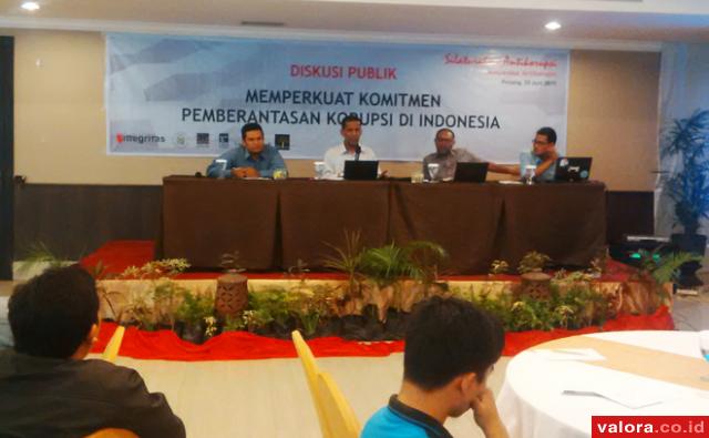 Guru besar Fakultas Hukum Unand, Prof Saldi Isra, jadi pembicara pada Diskusi Publik Memperkuat Komitmen Pemberantasan Korupsi di Indonesia, Kamis (25/6/2015) di Hotel Bumiminang, Padang. (istimewa)