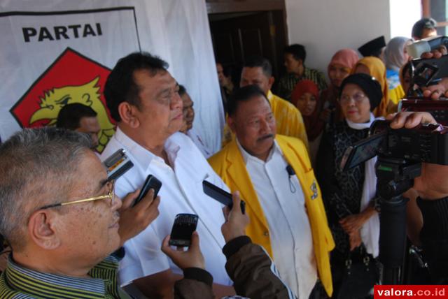 Ketua DPD Partai Golkar Sumbar, Hendra Irwan Rahim didampingi sejumlah pengurus, memberikan keterangan pada wartawan usai mendaftar sebagai kepala daerah di pemilihan gubernur 2015 dari Partai Gerindra, Kamis (25/6/2015). (Arnaldi/freelance fotografer)