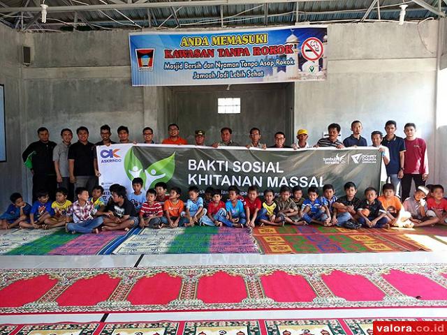 Kepala Cabang Dompet Dhuafa Singgalang, Musfi Yendra foto bersama dengan peserta khitanan massal dan tim medis jelang mengkhitan 40 orang anak miskin/yatim/piatu di Pos Sehat Dompet Dhuafa Singgalang, Tui, Belimbing, Kelurahan Kuranji, Kecamatan Kuranji.