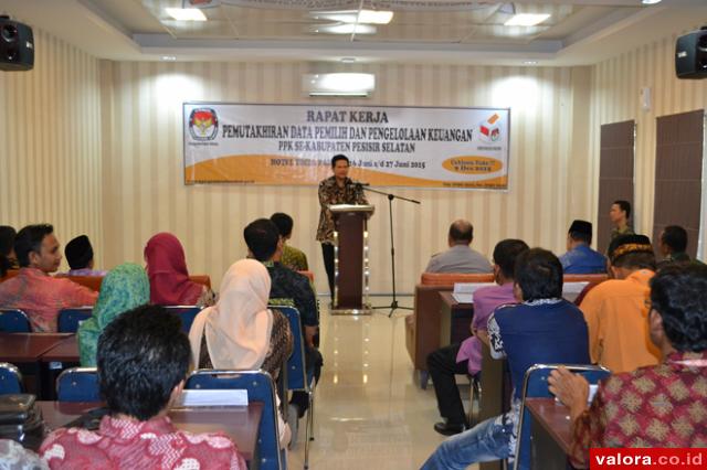 Ketua KPU RI, Husni Kamil Manik memberikan pengarahan pada rapat kerja tentang pemutakhiran data pemilih dan pengelolaan keuangan PPK se-Pessel, Jumat (26/6/2015) di Painan. (AI Mangindo Kayo/valoranews)