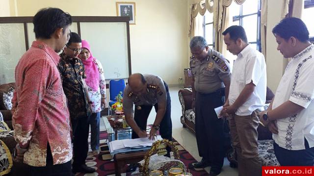 Kapolres Pessel, AKBP Deny Yuhasdi menandatangani MoU pengamanan pilkada disaksikan komisioner KPU Pessel, Jumat (26/6/2015) di kantor Polres Pessel. (istimewa)