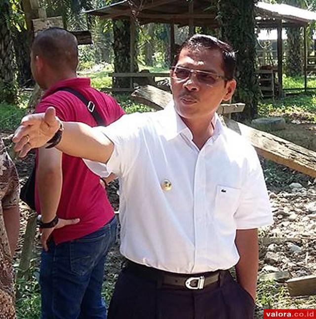 Bupati Dharmasraya, Adi Gunawan saat meninjau lokasi pembangunan jembatan yang akan menghubungkan Pinang Gadang dengan Koto Padang, di Nagari Koto Padang, Kecamatan Koto Baru, Sabtu (27/6/2015). (Humas Pemkab Dharmasraya)