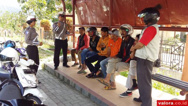 Dua personel bintara Polres Pessel, memberikan pengarahan pada komunitas ojek di Kota Painan. (istimewa)