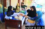 Seorang nenek-nenek, dilayani staf Dinas Koperasi UMKM Industri Perdagangan (Diskoperindag) Payakumbuh, yang berbelanja kebutuhan lebaran. (Humas Pemko Payakumbuh)