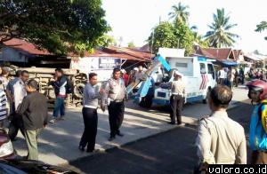 Sebuah minibus menabrak tiga buah warung di Jl Adinegoro tepatnya di dekat simpang ke Pasir Jambak, Rabu (3/6/2015) dinihari. Tidak ada korban jiwa dalam kejadian ini. (AI Mangindo Kayo/Valoranews)