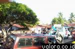 Proses evakuasi minibus yang tabrak tiga warung di Jl Adinegoro, Rab (3/6/2015) dinihari, picu kemacetan di dua sisi jalan. Kemacetan terjadi karena banyaknya pengendara yang ingin tahu dengan kejadian tabrakan itu. (AI Mangindo Kayo/Valoranews)