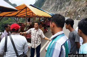 Anggota Komisi IV DPRD Sumbar, Hidayat saat mengunjungi kawasan Kelok Sembilan, 26 Mei 2015. Kunjungan terkait persoalan keberadaan pedagang kaki lima di kawasan itu. (istimewa)