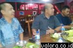 Ketua KI Sumbar, Syamsu Rizal (kiri) berbincang hangat dengan AKBP Deny Yuhasdi, Kamis (4/6/2015), di Cafe Gaul Sago, Painan terkait keterbukaan informasi publik di badan publik kepolisian itu. (Lelek/valoranews)