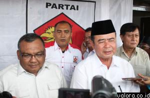 Bupati Pesisir Selatan, Nasrul Abit, didampingi Ketua Pansel Calon Kepala Daerah Partai Gerindra Sumbar, Zulkifli Jailani, Jumat (5/6/2015) memberikan keterangan pers usai mendaftar sebagai calon wakil gubernur ke DPD Partai Gerindra Sumbar. (Lelek/valora