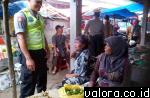 Personel Sabhara Polres Pessel, berdialog dengan pedagang di Pasar Painan. Patroli ke dalam pasar ini dalam rangka memberi aman pada pedagang dan pembeli, jelang Ramadhan 1436 H. (Humas Polres Pessel)