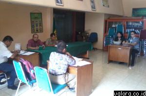 Majelis BPSK Padang, Fatyudin (ketua) dan Priayanto (anggota) memimpin sidang antara penggugat Daniel St Makmur (membelakang kamera) dan PT Telkomsel yang diwakili Yosefi dan staf (menghadap kamera) dengan panitera pembangu Yul Utama, atas kasus dugaan pe