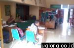 Penggugat, Daniel St Makmur menerima panggilan telepon saat sidang BPSK dengan materi gugatan dugaan kehilangan pulsa Telkomsel, saat dihubungi nomor telepon dari luar negeri, pada sidang yang digelar Rabu (10/6/2015). (AI Mangindo Kayo/valoranews)