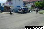 Personel Sat Lantas Polres Pessel, bersiaga di persimpangan Pasar Painan mengantisipasi kemacetan pada Kamis (11/6/2015). (Lelek/valoranews)