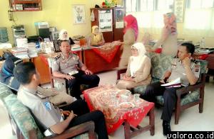 Bintara Satlantas Polres Pessel, berkunjung ke sekolah dalam rangka menyosialisasikan tertib lalu lintas pada 18 November 2014. (Lelek/valoranews)