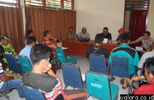 Sedikitnya, 13 orang perwakilan PKL di Pantai Carocok, berdialog dengan Satpol PP Pessel dan unsur terkait lainnya, Kamis (11/6/2015) membahas penataan mereka berdagang di musim libur lebaran nanti. (Lelek/valoranews)