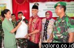 Sebanyak 450 isteri Tentara Nasional Indonesia (TNI) yang tergabung dalam Persatuan Isteri Prajurit (Persit) Batalyon Infanteri 133 Yudha Sakti diguyur bantuan, Kamis (11/6/2015). Mereka mendapat bantuan logistik dari Walikota Padang, H. Mahyeldi yang dis