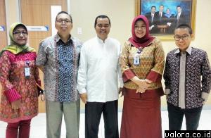 Foto bersama Kepala Cabang DDS, Musfi Yendra (kanan) dengan Dirut RSUP M Djamil, Perdami Sumbar dan PT Pelindo II jelang pelaksanaan operasi katarak gratis bagi warga kurang mampu selama Agustus 2015 ini. (istimewa)