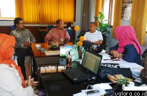Ketua KI Sumbar, Syamsu Rizal (dua dari kanan) berdialog dengan komisioner KI NTT, Kamis (11/6/2015) usai FGD yang digelar di Kota Mataram. (istimewa)