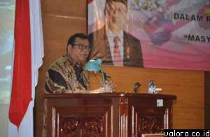 Ketua DPRD Sumbar, Hendra Irwan Rahim membuka simposium yang digelar DPRD Sumbar, Senin (15/6/2016) dalam rangka mempersiapkan daerah menghadapi MEA. (Humas DPRD Sumbar)