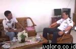 Direktur Utama Duta Persada Network (PT DPN), Zusfan Mansuri saat berdilaog dengan Kepala Bidang Kominfo Dinas Perhubungan Komunikasi dan Informatika Kota Padang, Windra Deddie di ruang kerjanya, Rabu (17/6/2016) membicarakan rencana investasi di bidang j