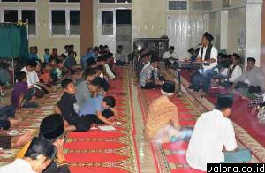 Bupati Agam, Indra Catri saat memberikan tausiah di Masjid Darul Ihsan, Nagari Tabek Panjang, Kecamatan Baso, Rabu (17/6/2015). (Humas Pemkab Agam)