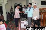 Ketua DPRD Kabupaten Limapuluh Kota, Safarudin Dt Bandari Rajo di Masjid Jami' Jorong Kubu Tongah, Jumat (19/6/2015) malam, menyerahkan bantuan berupa genset, saat menggelar Safari Ramadhan Pemkab Limapuluh Kota yang dipimpinnya. (Humas Pemkab Limapuluh K