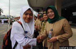 Dirut RSUP M Djamil Padang, dr Irayanti bersilaturahim dengan segenap jajaran, menyambut Ramadhan 1436 H/2014 saat apel pagi, 17 Juni 2015. Di kesempatan itu juga diserahkan sertifikat penghargaan pengakses tercepat dan terbaik Ekspo Akreditasi kepada Pok